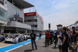 レース終了後にチーム関係者や家族が集まり、表彰式が開催される。