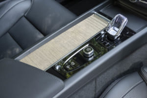 ボルボXC60：全グレードにテイラードダッシュボードやオレフォス社製クリスタルシフトノブを採用するなど、スカンジナビアンデザインならではの上質で心地よい空間を演出。