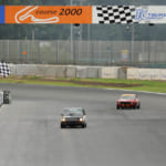 先行するS75クラス福島選手のブルーバード1800SSSがチェッカー。S68クラス優勝のアルファロメオ2000GTVの関選手とフェアレディ2000の佐々木藍咲選手は0.25秒という僅差で、関選手に軍配が上がった。