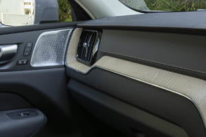 ボルボXC60：全グレードにテイラードダッシュボードやオレフォス社製クリスタルシフトノブを採用するなど、スカンジナビアンデザインならではの上質で心地よい空間を演出。