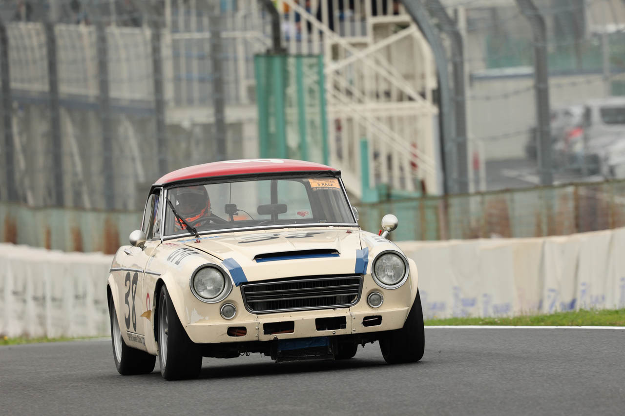 夢の原点で、表彰台へ】21歳女子レーサーが「ダットサン・フェアレディ