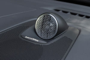ボルボXC60：オプションのBowers & Wilkinsのステンレス製スピーカーメッシュは、3次元ダブルエッチングデザインが施され、より高級感のあるきらびやかな印象を与える。