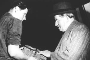 1949年、フェルディナント・ポルシェ（左）とレーシングドライバーのヘルベルト・リンゲ。