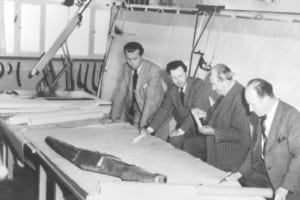 1950年シュトゥットガルトにて、左からレオポルト・イェンツケ技師、フェリー・ポルシェ、フェルディナント・ポルシェ。