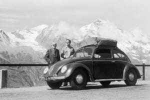 1950年9月7日、オーストリアのグロースグロックナー山をフォルクスワーゲンでドライブした、フェルディナント・ポルシェ（左）とハラルド・ワーグナー（右、後にポルシェの販売部門を率いる）。