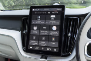 ボルボXC60：ディスプレイでは、ナビゲーション、エンターテイメント、エアコン、車内アプリ、電話、360度カメラ、その他のサポート機能の概要を即座に確認して制御可能だ。