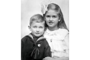 1915年に撮影された、フェルディナントポルシェの2人の子ども。右は娘のルイーゼで1904年生まれ。右は息子のフェルディナント・アントン・エルンスト・ポルシェで1909年生まれ、通称フェリー。
