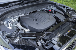 ボルボXC60：マイルドハイブリッドの「Plus B5」、「Ultra B5 AWD」、プラグインハイブリッド（PHEV）のUltra T6 AWD Plug-in hybrid」をラインナップ。B5パワートレインは、今回新たにミラーサイクル化され、従来比で燃費効率が約5％向上している。