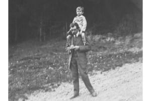 1912年、3歳の息子フェリーを肩車するフェルディナント・ポルシェ。