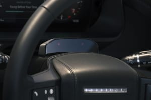 ドライバーの視線を捉え注意力の維持をサポートするドライバーコンディションモニターカメラを搭載。