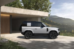 2026年モデルのディフェンダー90。