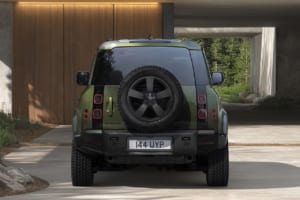 2026年モデルのディフェンダー110。