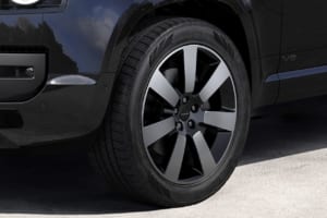 2026年モデルのディフェンダー130。