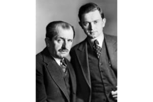 1934年のフェルディナント・ポルシェ（左）と、息子のフェリー・ポルシェ（右）。