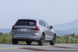 ボルボXC60：ステアリングパドルは装備されないものの、8速ATのギア選択は加減速のどちらでもタイミングも併せて完璧だった。
