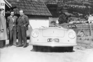 1948年グミュントにて。右からフェルディナント・ポルシェ、息子のフェリー・ポルシェ、エンジニアのエルヴィン・コメンダ。