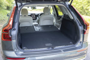 ボルボXC60：スクエアで使い勝手のよいラゲッジルーム。分割可倒式のリアシートを倒せば長尺モノの積載も余裕で可能となる。