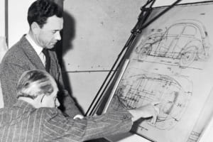 1950年、フォルクスワーゲン・ビートルの図面を前に議論するフェルディナント・ポルシェ（手前）と息子のフェリー・ポルシェ（奥）。