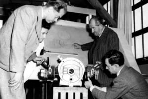 1950年にエンジン開発を議論するフェルディナント・ポルシェ（右奥）とフェリー・ポルシェ（右手前）。