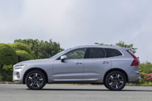 ボルボXC60：グレード構成は、マイルドハイブリッドを搭載したFWDのPlus B5（789万円）とAWDのUltra B5（879万円）、そして最上位にはプラグインハイブリッドのUltra T6 AWD（1-29万円）を加えた3モデル。スリーサイズは全長4710mm×全幅1900mm（PHEVは1915mm）×全高1660mm。