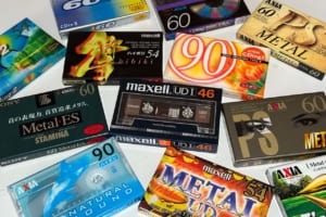 お気に入りの曲をカセットに入れて、ドライブデートで流すのがヤングタイマー世代の常識。ここ一番の時はハイポジやメタルテープにダビングして、インレタでタイトルを入れて……なんて作業も今は昔。