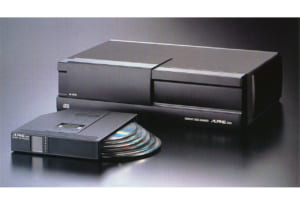 複数枚のCDを自動的に入れ替えて再生できるCDチェンジャー。お気に入りのアルバムCDを何枚もセットして、気分に合わせて曲を再生できた。