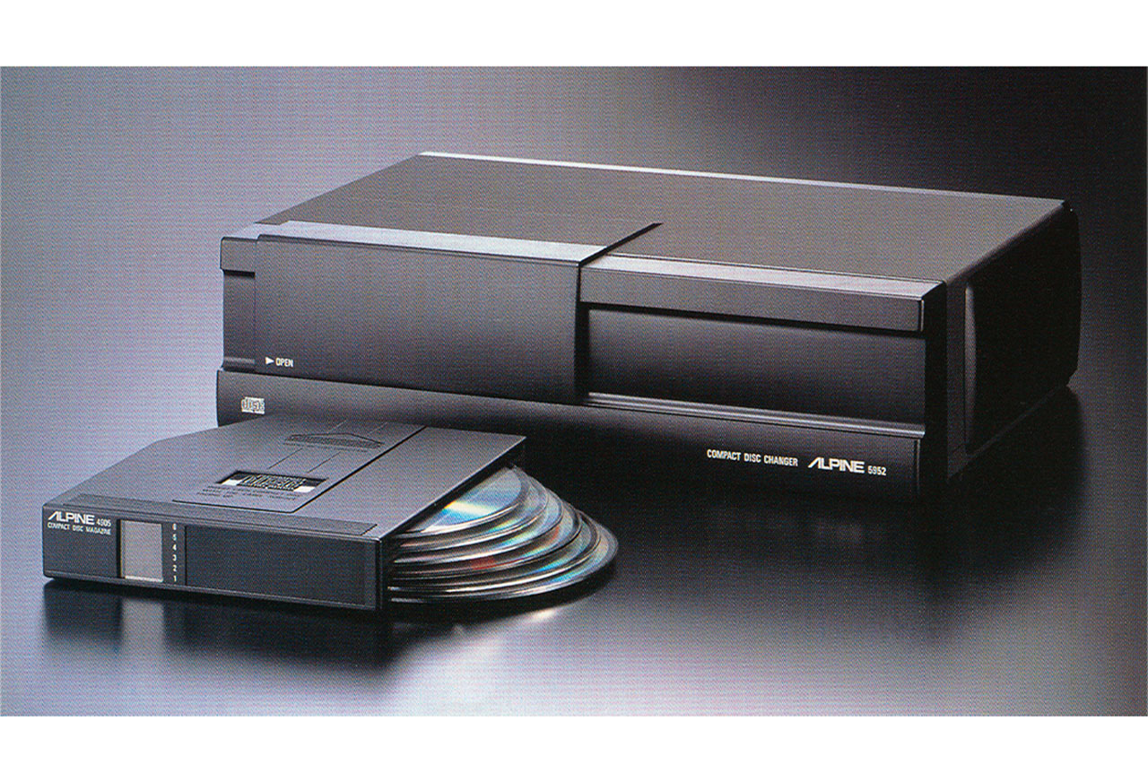 複数枚のCDを自動的に入れ替えて再生できるCDチェンジャー。お気に入りのアルバムCDを何枚もセットして、気分に合わせて曲を再生した。