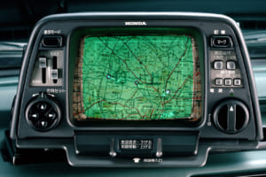 ホンダが1981年に発売した世界初のカーナビゲーションシステム。搭載されたジャイロセンサーと距離センサーを用いて車の位置を割り出す。地図は入れ替え式というアナログっぷり。