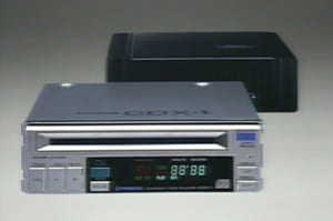 1982年に発売されたCDも1980年代後半には一般的な音楽の視聴手段として普及。1984年にはパイオニアが世界初の車載CDデッキCDX-1を市場に投入。車載オーディオにもデジタル化の波が到来した。