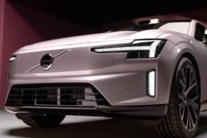 ボルボの新型フラッグシップBEV「ES90」のライト。