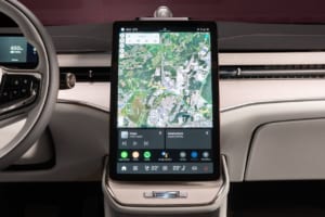 センターコンソールのディスプレイは非常に大きい。インフォテイメントシステムにはgoogleを採用。