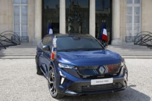 フランスの新たな大統領専用車両「ルノー・ラファール」。