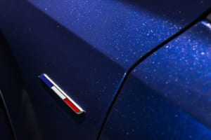 ボディの各所にはフランス国旗のトリコロールカラーが入る。
