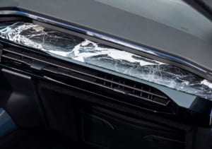 ピレネー山脈で採石される「ノワール・グラン・アンティーク」と呼ばれる黒大理石をインテリアに使用。