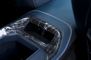 ピレネー山脈で採石される「ノワール・グラン・アンティーク」と呼ばれる黒大理石をインテリアに使用。