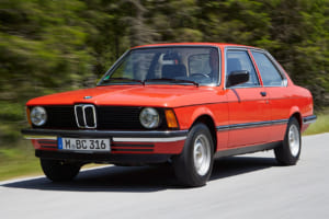初代BMW「3シリーズ」（E21）詳解。スポーツセダンの概念を確立した「すべての始まり」【3シリーズ半世紀の軌跡_02】