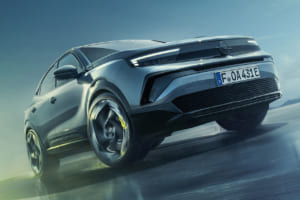 オペル史上最速EV「モッカGSE」欧州で発表。ラリーの魂を宿す280馬力の電動ホットハッチ、その詳細に迫る