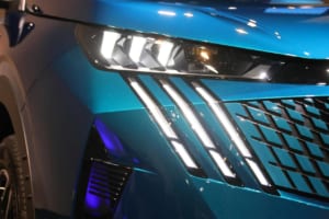 新型プジョー3008のヘッドライトユニット