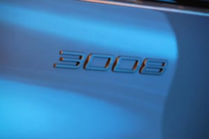 新型プジョー3008エンブレム