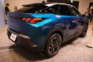 新型プジョー3008リアビュー