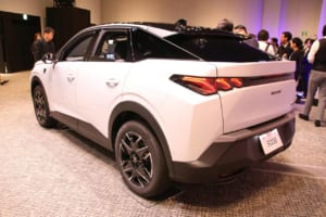 新型プジョー3008リアビュー