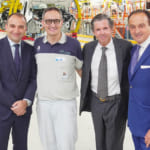 フィアットCEO兼ステランティス グローバルCMOのオリビエ・フランソワ氏、ピエモンテ州知事のアルベルト・チリオ氏、トリノ市長のステファノ・ロ・ルッソ氏、ミラフィオーリ工場長のロベルト・ポルシネッリ氏