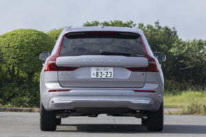 ボルボXC60：グレード構成は、マイルドハイブリッドを搭載したFWDのPlus B5（789万円）とAWDのUltra B5（879万円）、そして最上位にはプラグインハイブリッドのUltra T6 AWD（1-29万円）を加えた3モデル。スリーサイズは全長4710mm×全幅1900mm（PHEVは1915mm）×全高1660mm。