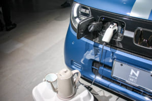 ホンダ N-ONE e:：純正アクセサリーのAC外部給電器を装着した車両