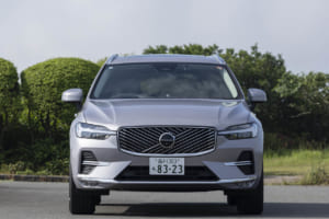 ボルボXC60：グレード構成は、マイルドハイブリッドを搭載したFWDのPlus B5（789万円）とAWDのUltra B5（879万円）、そして最上位にはプラグインハイブリッドのUltra T6 AWD（1-29万円）を加えた3モデル。スリーサイズは全長4710mm×全幅1900mm（PHEVは1915mm）×全高1660mm。