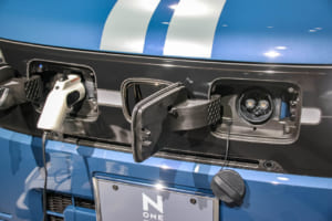 ホンダ N-ONE e:：純正アクセサリーのAC外部給電器を装着した車両