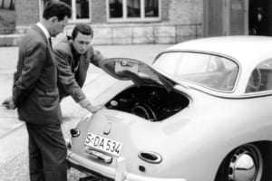1958年、ポルシェ356Aカレラ・ハードトップとフェリー・ポルシェ。奥はその息子のフェルディナント・アレクサンダー・ポルシェ。