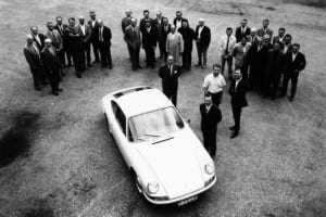 初代ポルシェ911（901）の開発チーム。手前でクルマの脇に立つフェリー・ポルシェと、その奥にフェルディナント・ピエヒとフェルディナント・アレクサンダー・ポルシェ。
