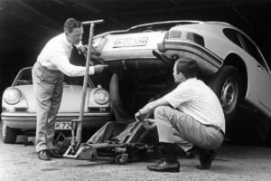 1964年、ポルシェ911をチェックするフェリー・ポルシェ（左）と長男のフェルディナント・アレクサンダー・ポルシェ（右）。