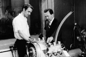 1963年頃、ポルシェ初代911（901）の718/2エンジンの前で議論するフェルディナント・ピエヒ（左）と叔父のフェリー・ポルシェ（右）。